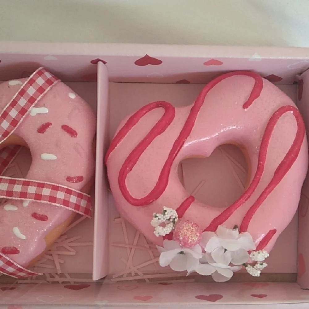 D- NWT Pink and White Heart-Shaped Resin Decor Set - Picture 7 of 9